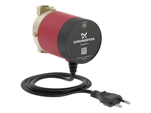 Zirkulationspumpe von Grundfos mit einem schwarzen Kabel und Stecker. Das Gehäuse ist rot, mit sichtbaren Anschlussmöglichkeiten. Automatische Temperatureinstellung erkennbar.